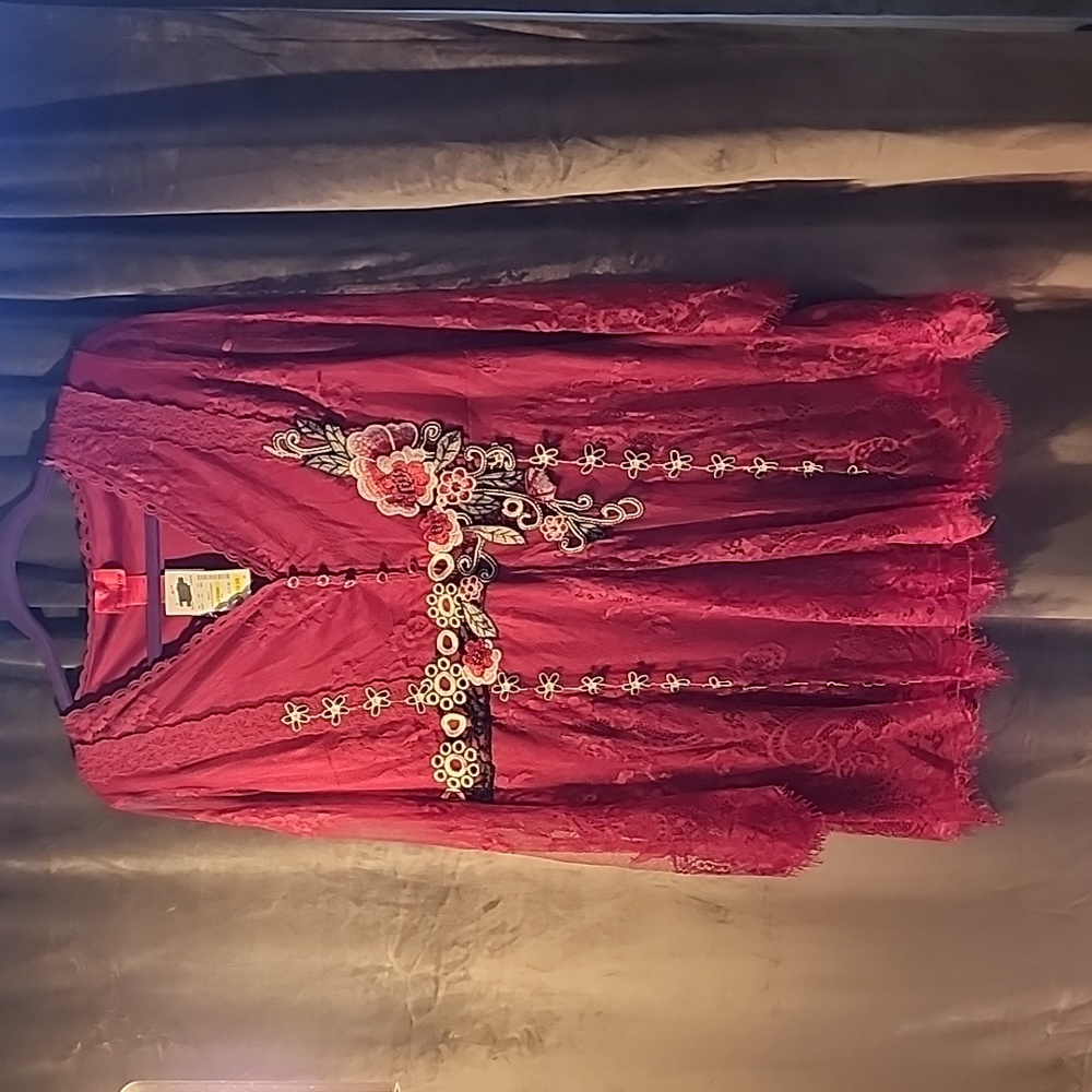 V Cristina size LG. Burgundy short dress/tunic shirt. New